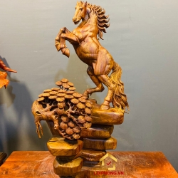 Tượng ngựa gỗ phong thủy tài lộc bằng gỗ hương kích thước 63x33x24 cm