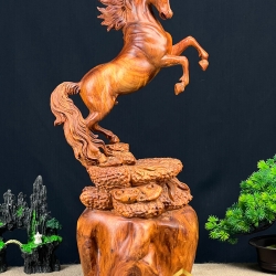 Tượng ngựa gỗ phong thủy tài lộc bằng gỗ nu hương kích thước 52x26x20 cm 1