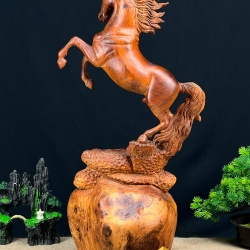 Tượng ngựa gỗ phong thủy tài lộc bằng gỗ nu hương kích thước 52x26x20 cm 2