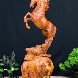 Tượng ngựa gỗ phong thủy tài lộc bằng gỗ nu hương kích thước 52x26x20 cm 3