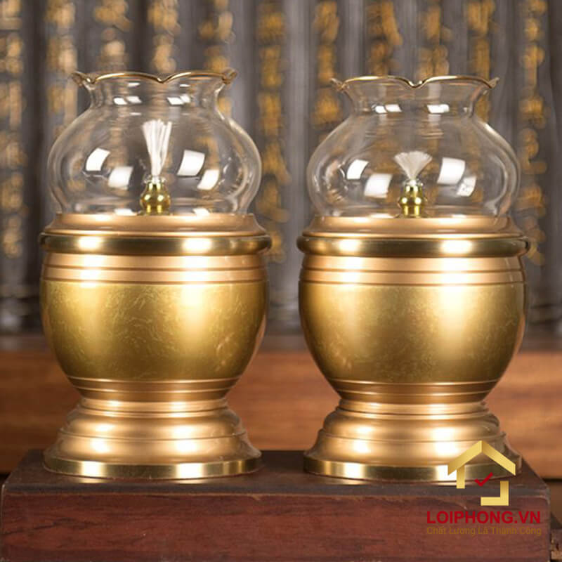 Trong phong thủy, việc sử dụng ngọn đèn dầu được coi như pháp khí bảo để ngăn cản không cho các năng lượng xấu , và xua đuổi tà ma, bùa chú,…vào nhà.