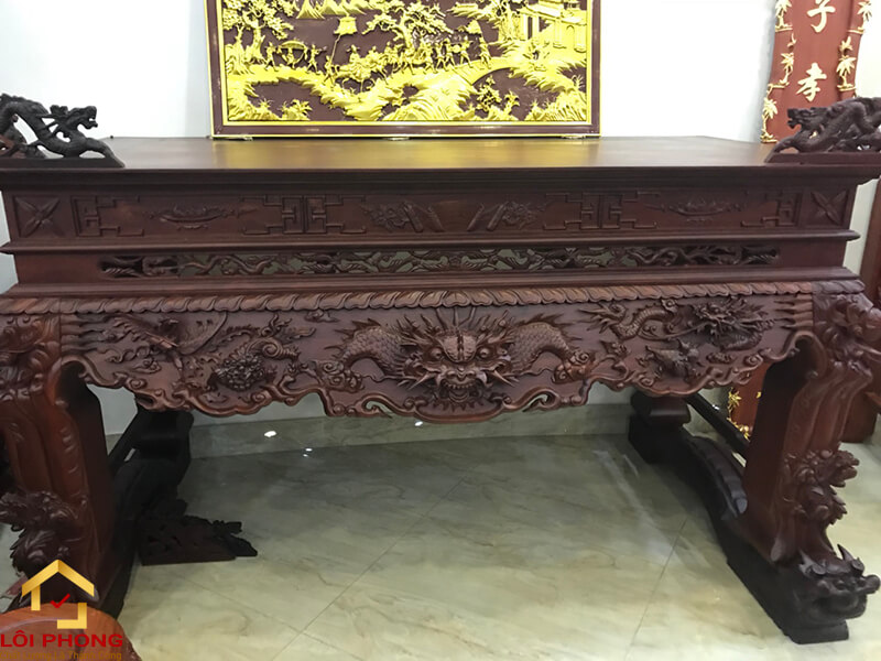 Bàn thờ gỗ gụ tại Lôi Phong