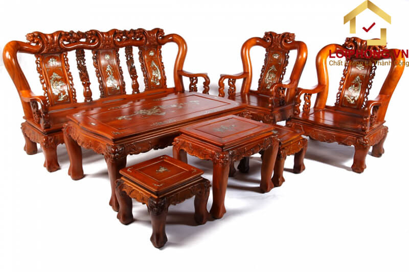 Bàn ghế làm từ gỗ Gụ giúp tạo nên sự sang trọng và đẳng cấp