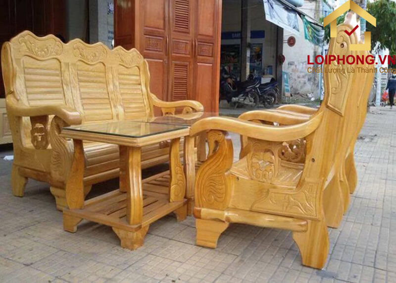 Bộ bàn ghế làm từ gỗ Pơ Mu với màu vàng nhạt nổi bật
