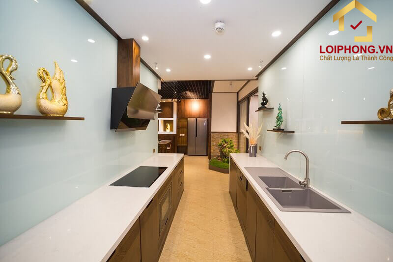 Tủ bếp gỗ song song với hai kệ đối xứng và độc lập nhau được thiết kế hài hòa với không gian nhà bếp