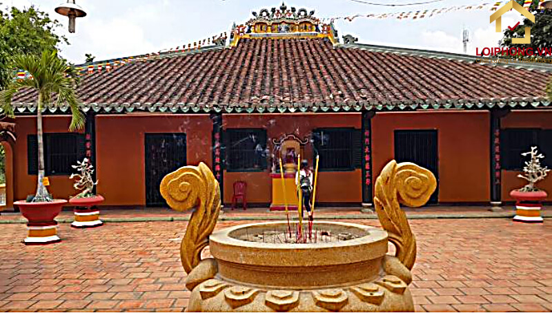 Giác Lâm là ngôi chùa mang lối kiến trúc đặc trưng của chùa chiền Nam Bộ