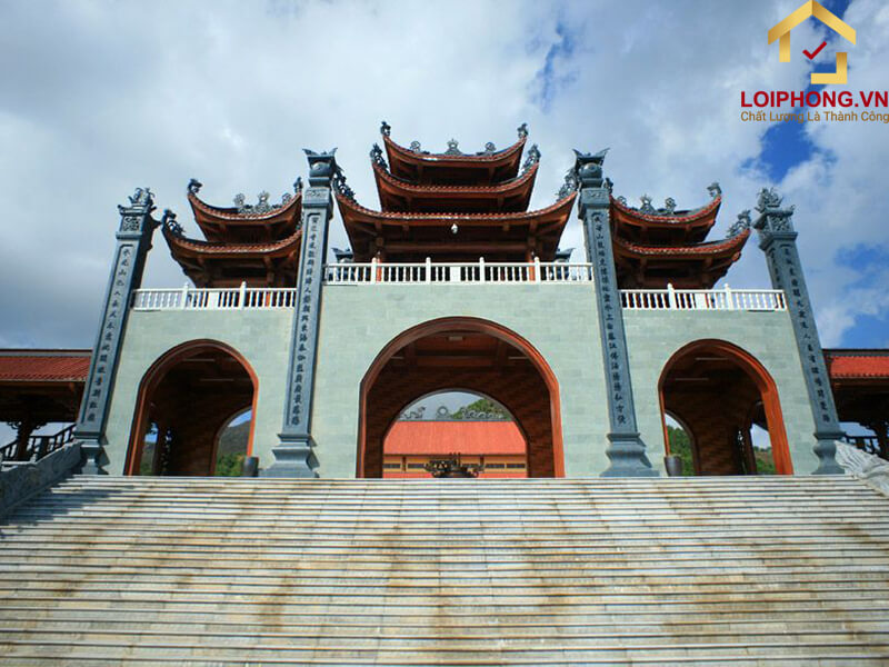 Cổng tam quan chùa Ba Vàng