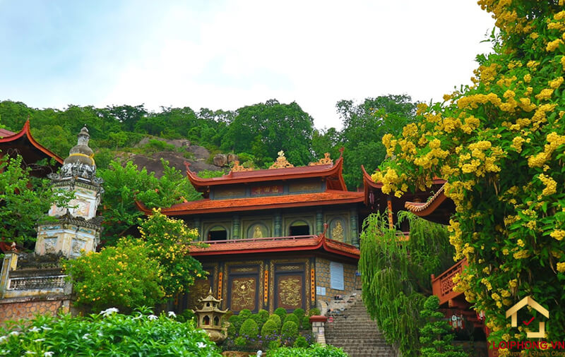 Chùa Hang nằm ở phường núi Sam, thành phố Châu Đốc, An Giang