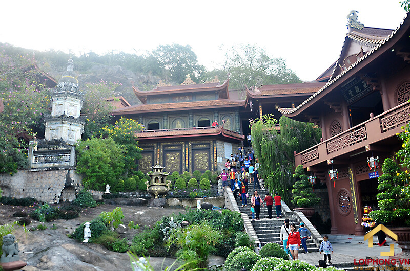 Con đường lên chùa Hang với nhiều cảnh đẹp nên thơ, hữu tình