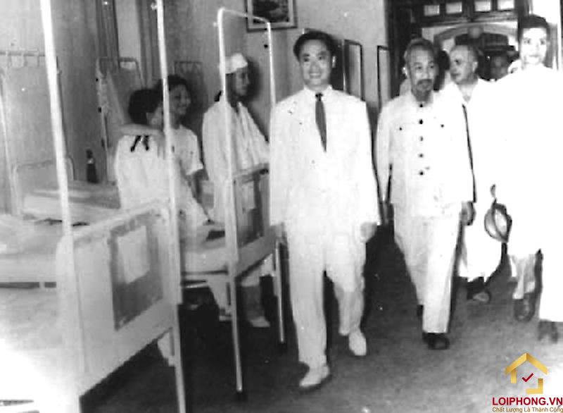 Tôn Thất Tùng (vest trắng bên trái) và Chủ tịch Hồ Chí Minh