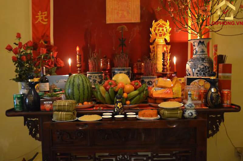 Người Việt Nam ở nước ngoài đặt bàn thờ và thực hiện các nghi thức tín ngưỡng tổ tiên theo đúng phong tục Việt Nam