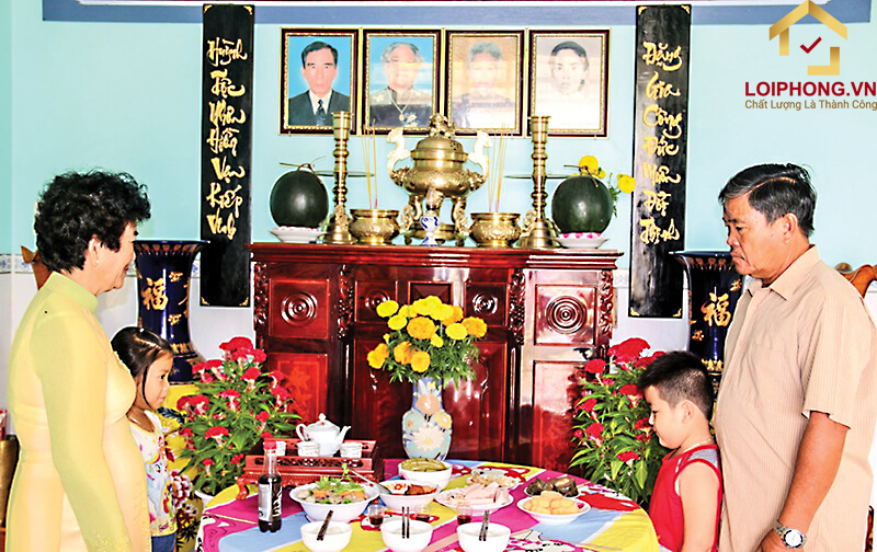 Người Việt ở nước ngoài lập bàn thờ và dâng lễ cúng để cúng tổ tiên