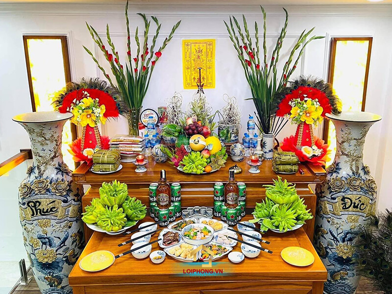 Cắm hoa bàn thờ là một nghệ thuật tinh tế và trang trọng trong truyền thống tâm linh của Việt Nam. Hình ảnh này sẽ giúp bạn tìm hiểu về nét đẹp của những bông hoa tươi tắn được đặt trang trọng trên bàn thờ gia đình.