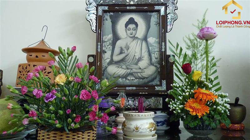 Ý nghĩa của việc cắm hoa bàn thờ Phật