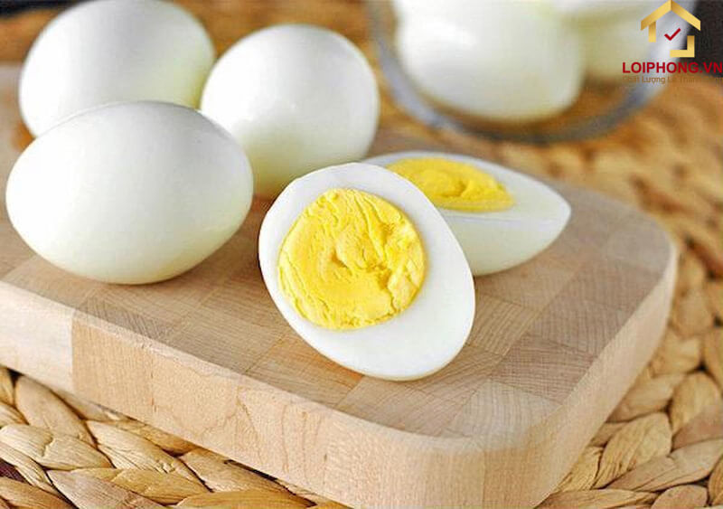 Dùng trứng gà luộc chín để hoá giải bùa yêu
