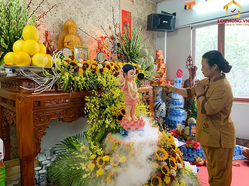Vào ngày rằm theo quan niệm của Phật Giáo thường thắp hương và tụng kinh