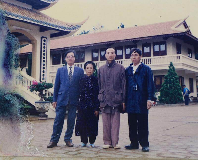 Thầy Thích Trúc Thái Minh chụp ảnh cùng gia đình tại Thiền Viện Trúc Lâm Đà Lạt