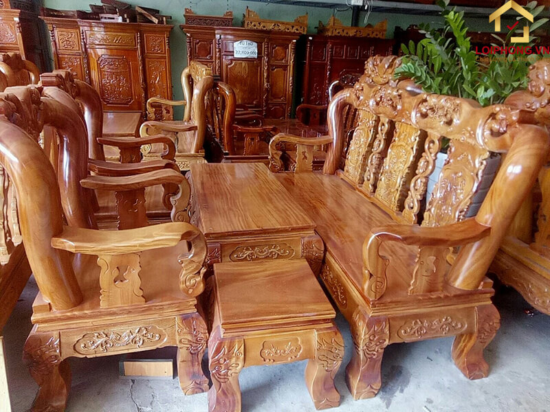 Bàn ghế làm từ gỗ này sang trọng và thể hiện được sự quyền thế của gia chủ