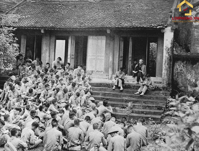 Bác Hồ nói chuyện với các chiến sĩ tại đền Hùng