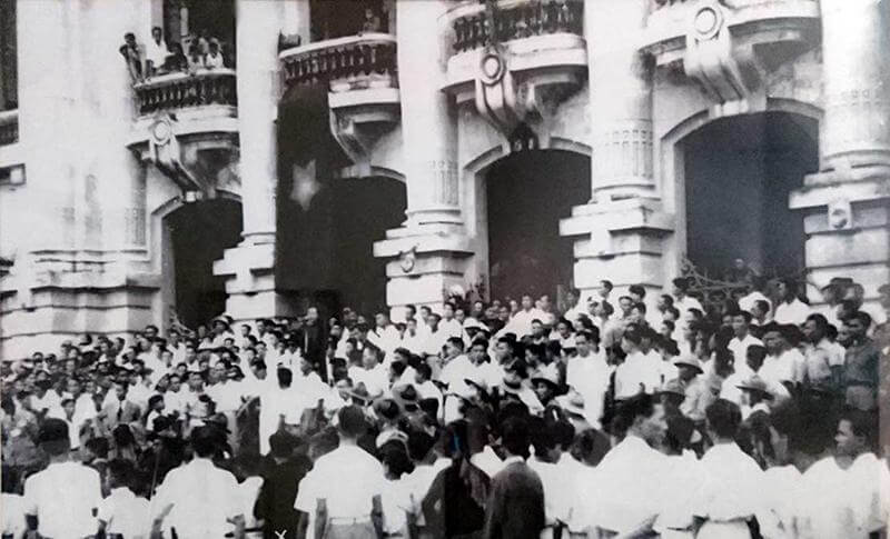 Ngày 17-8-1945, tại quảng trường Nhà hát Lớn (Hà Nội), cuộc diễu hành do Chính phủ Trần Trọng Kim tổ chức đã bị phá vỡ