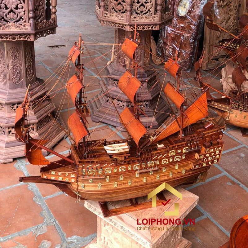 Mô hình thuyền gỗ tượng trưng cho sự thành công và sức mạnh của sự đoàn kết