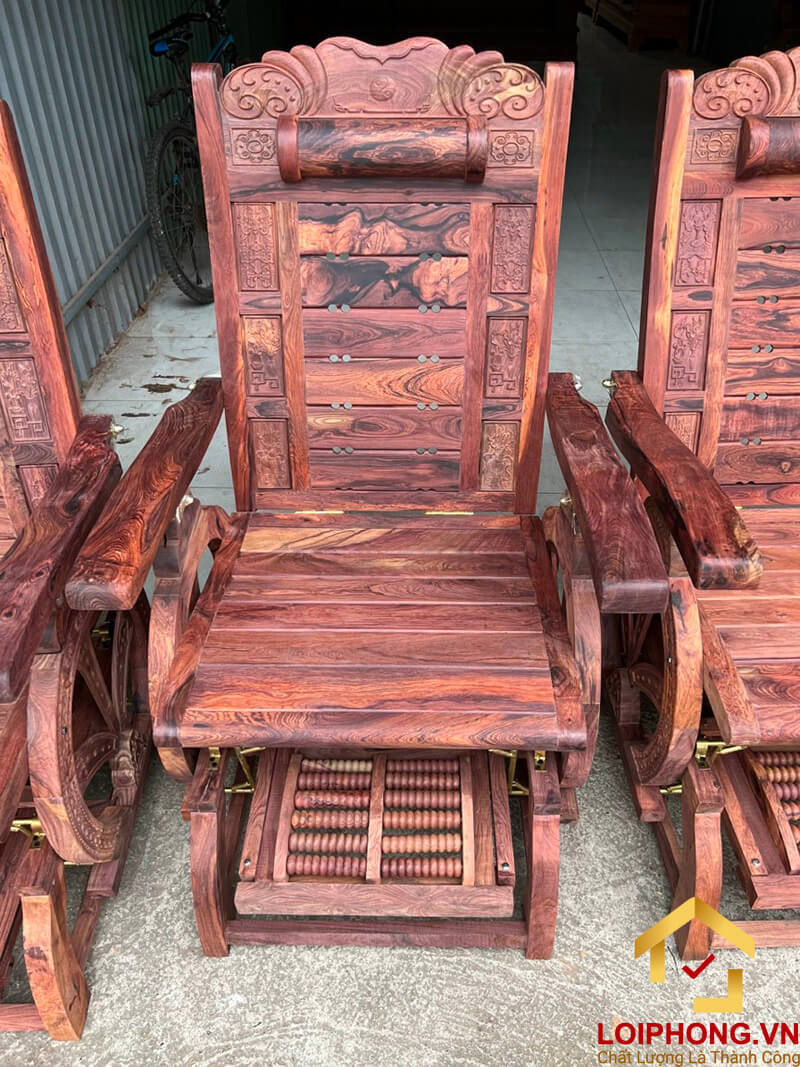 Ghế được làm từ chất liệu gỗ cao cấp bền đẹp, chắc chắn và có vẻ đẹp vượt trội