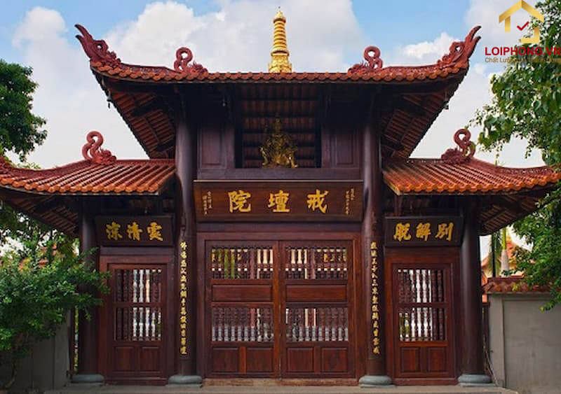 Cổng Tam Quan tại Giới Đài Viện là địa điểm không thể bỏ qua khi tới tham quan tại chùa Huệ Nghiêm