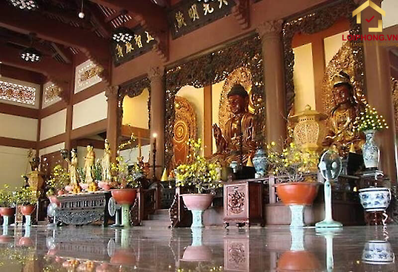 Chánh Điện của chùa đặt những bức tượng Phật bằng gỗ quý với kích thước rất lớn